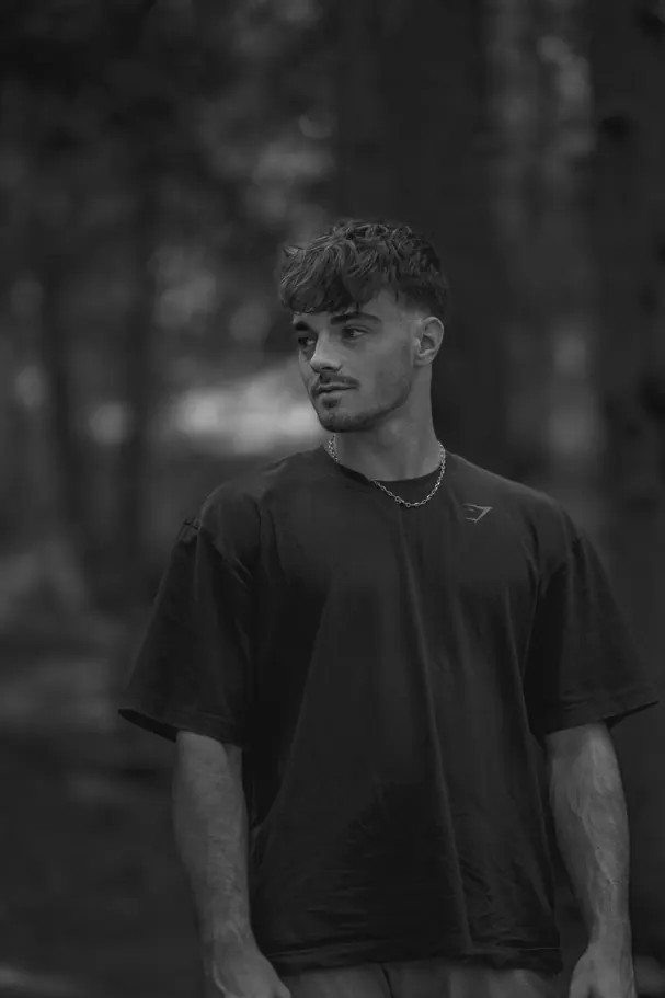 Portrait en noir et blanc de Stéphane Minotti, en forêt