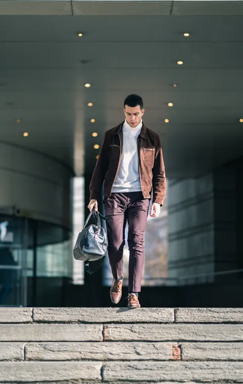 Homme descendant un escalier dans une architecture urbaine contemporaine