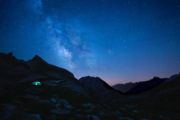 Ciel étoilé et Voie lactée au-dessus d'une crête de montagne